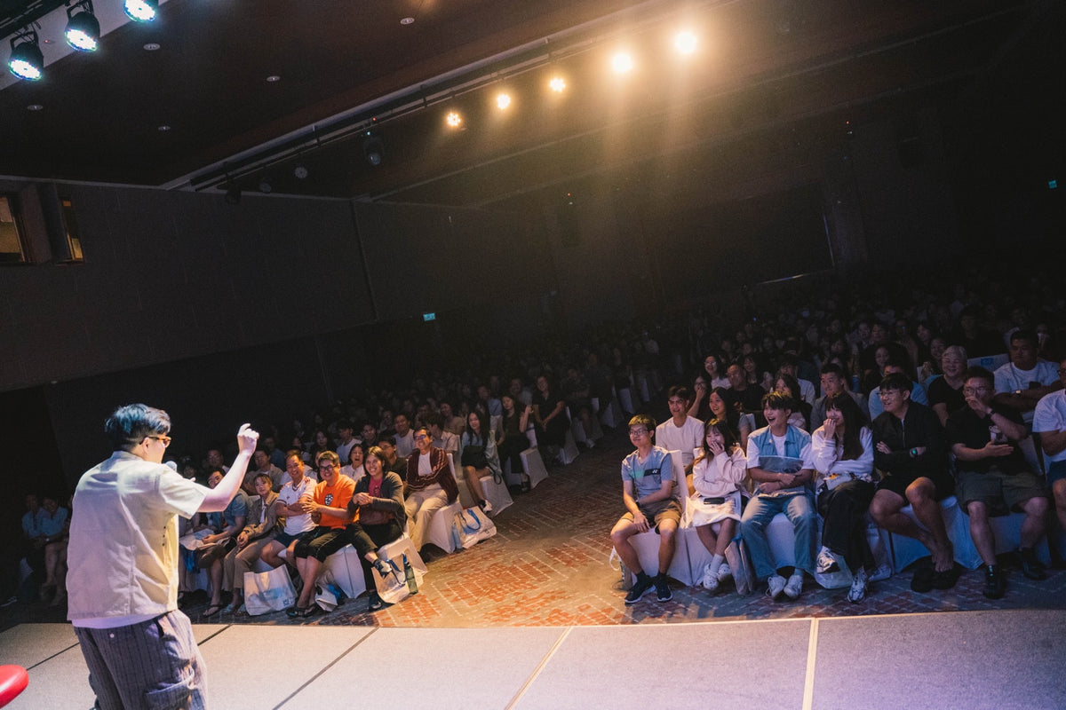 舞台上的表演者与现场观众